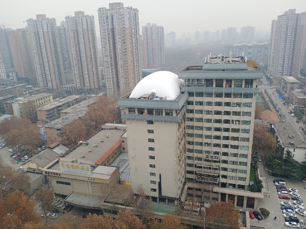 樓頂氣膜體育館是一種新型的體育場館建筑，在未來的發(fā)展中有著廣闊的前景