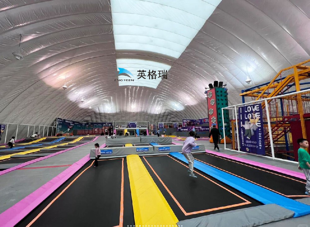 搭建一個(gè)氣膜蹦床館，為孩子們營(yíng)造一個(gè)游樂(lè)天堂